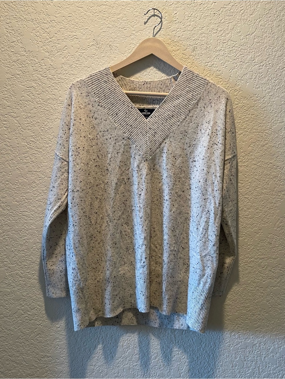 Land’s End women 100% cashmere heathered cream speckled v neck sweater, S 6-8
